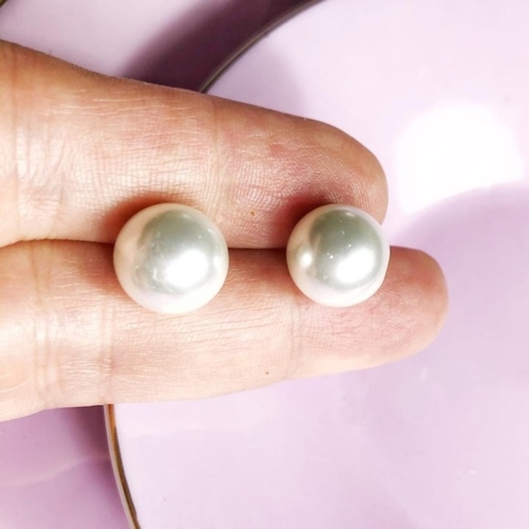 10mm crystal white pearl stud earrings - Picture 1 of 3